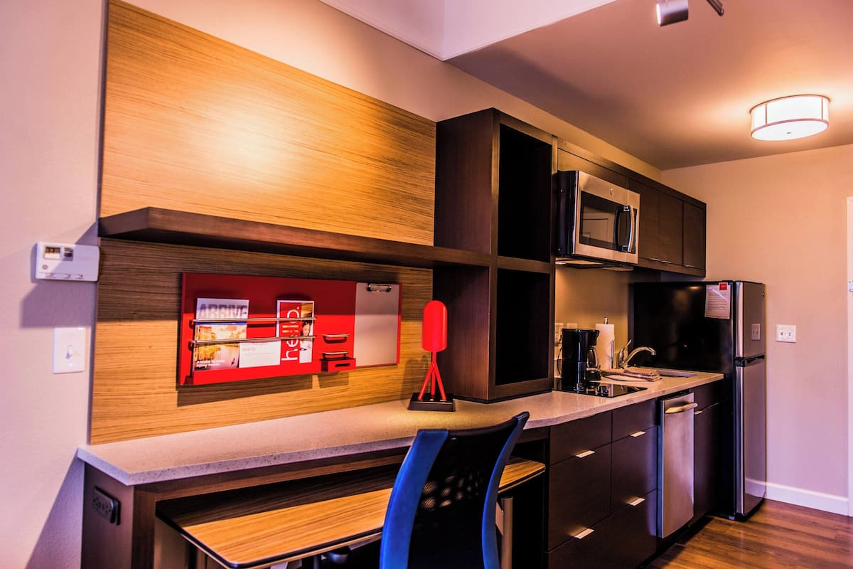 suite, 1 bedroom, non smoking | down duvets, individually furnished, desk, laptop workspace