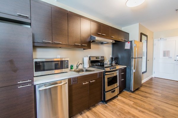 Refrigerador con freezer, microondas, placa de cocina, lavavajillas