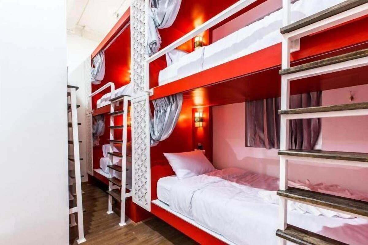 Soundproofing, free WiFi, bed sheets