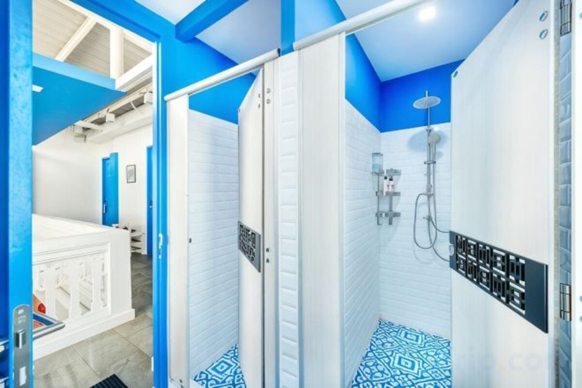 Bathroom | Shower, free toiletries, towels