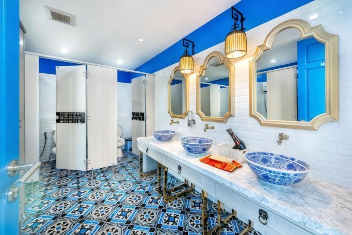 Shower, free toiletries, towels