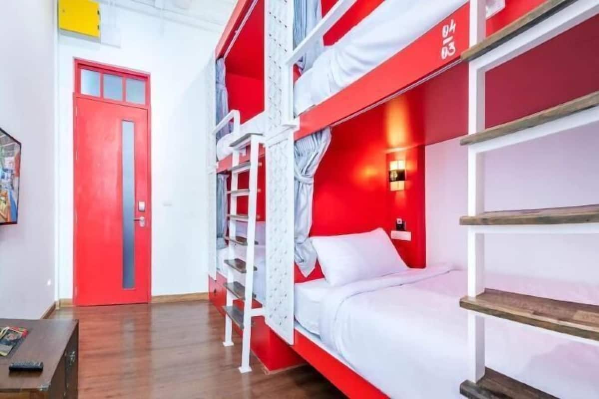 Soundproofing, free WiFi, bed sheets