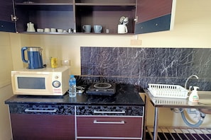 Studio | Private kitchen | Fridge, microwave, electric kettle