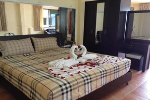 Studio | In-room safe, desk, free WiFi, bed sheets - Sonya Residence (Patong)