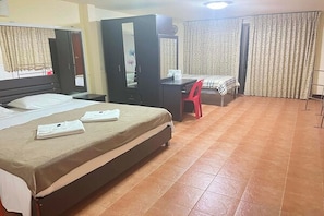 Studio | In-room safe, desk, free WiFi, bed sheets