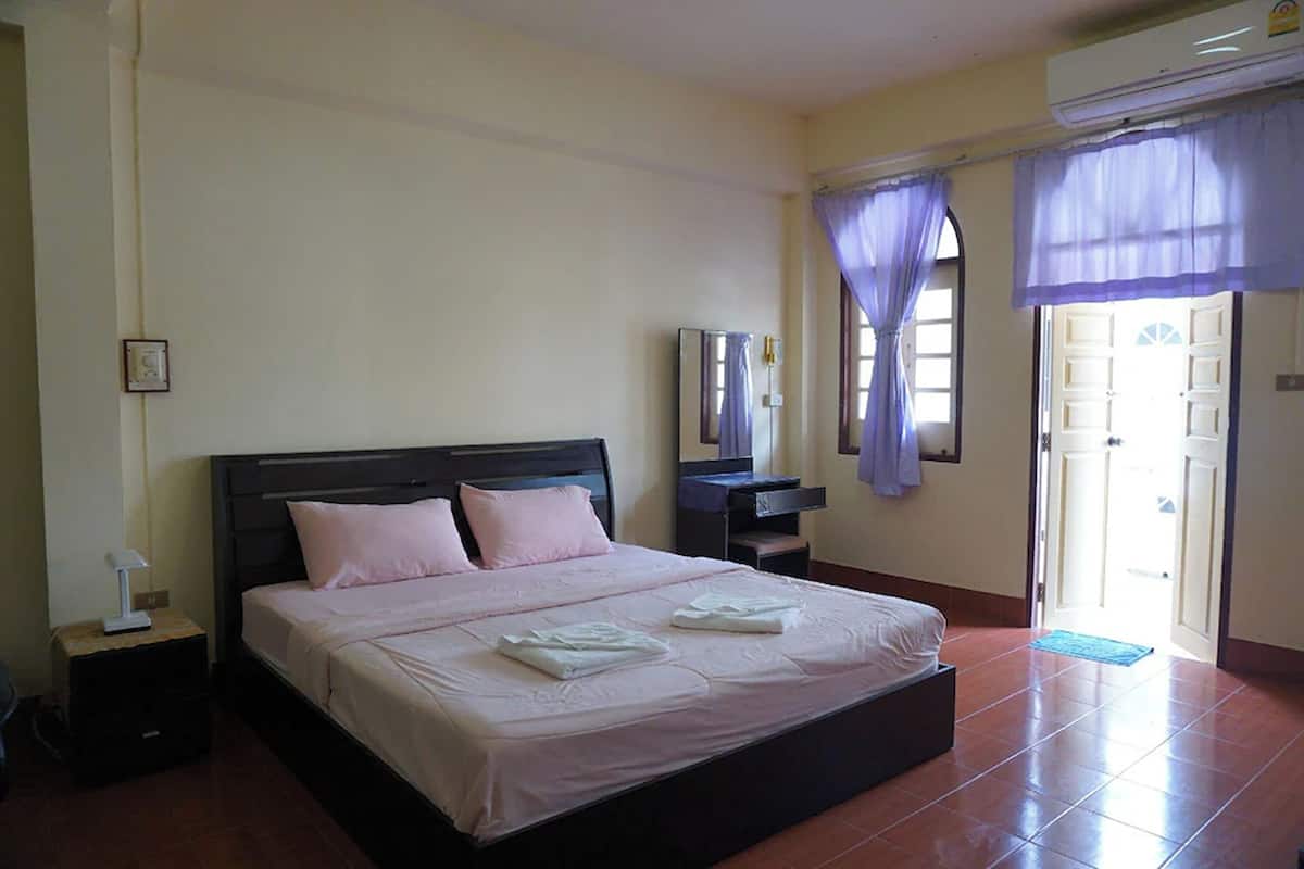 Superior Double Room | In-room safe, desk, free WiFi, bed sheets