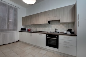 Appartement | Cuisine privée | Réfrigérateur, micro-ondes, four, plaque de cuisson