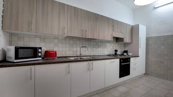 Apartment | Eigene Küche | Kühlschrank, Mikrowelle, Ofen, Herdplatte