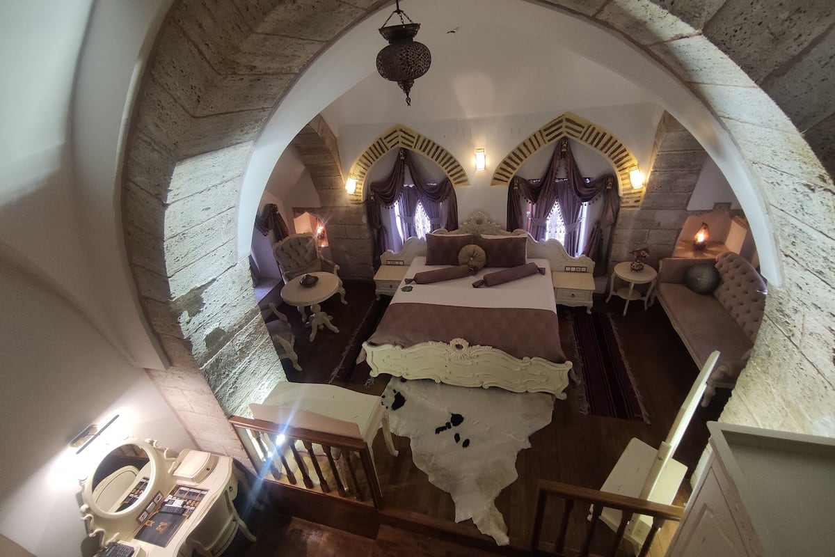 grand room, non smoking | 1 bedroom, minibar, in-room safe, desk