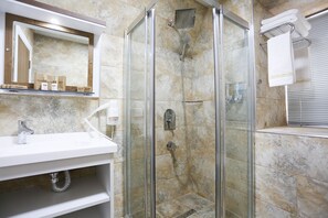 Shower, hydromassage showerhead, free toiletries, hair dryer - Behrampasa Otel (Sivas)