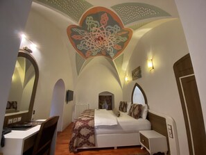 Minibar, coffres-forts dans les chambres, bureau