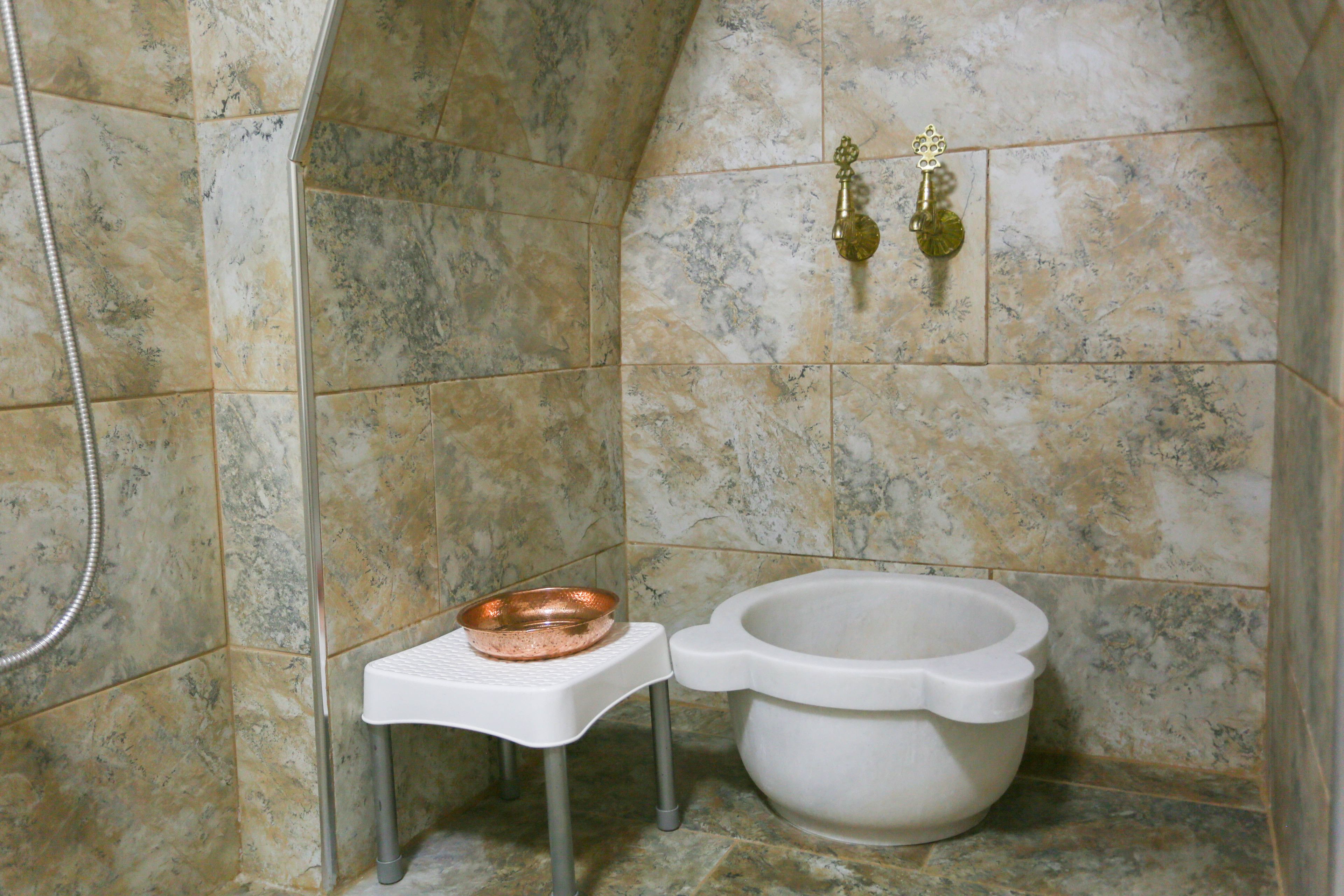 shower, hydromassage showerhead, free toiletries, hair dryer