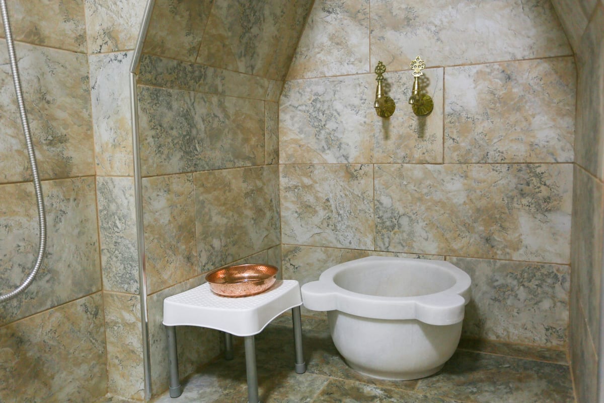 shower, hydromassage showerhead, free toiletries, hair dryer