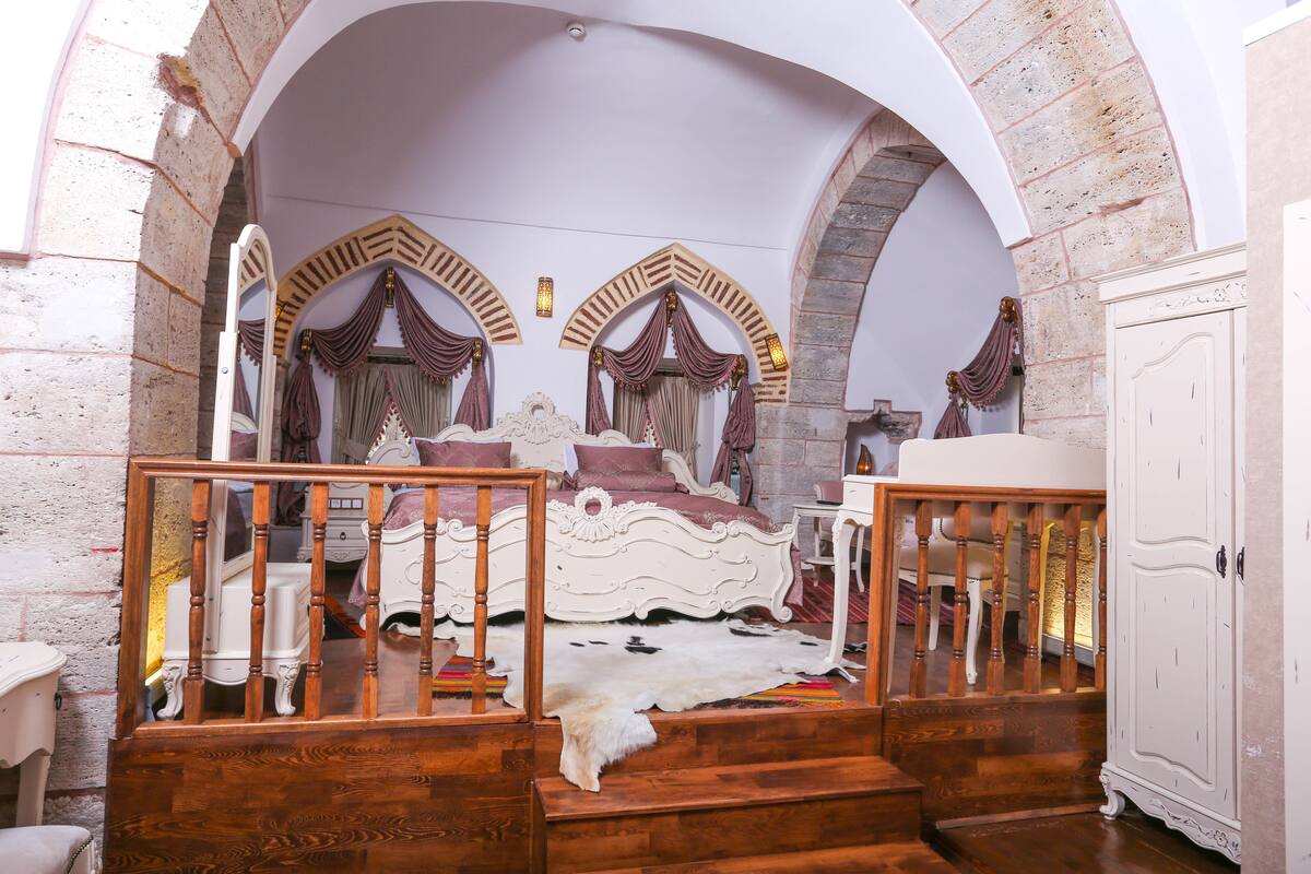 grand room, non smoking | 1 bedroom, minibar, in-room safe, desk