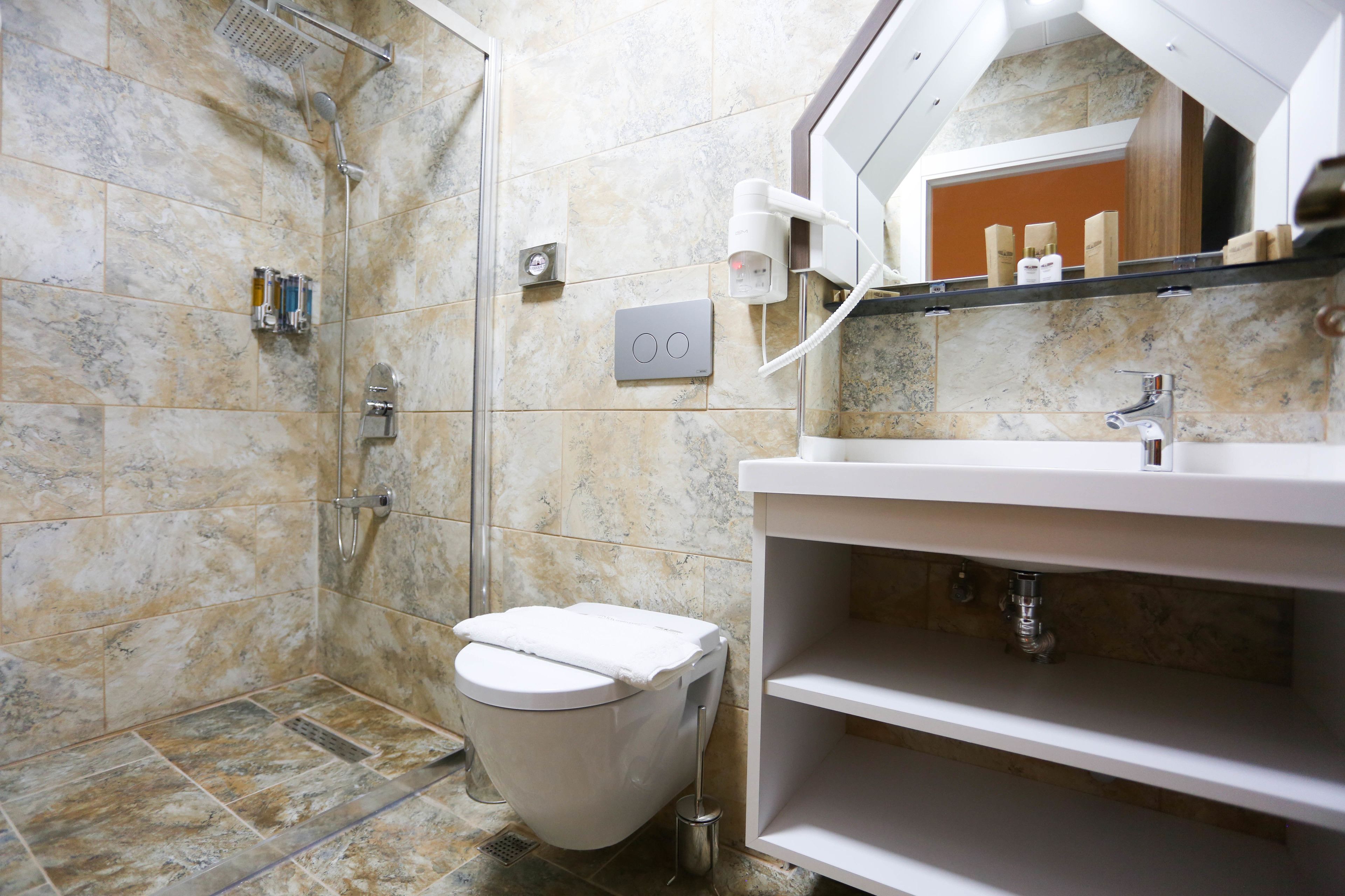 shower, hydromassage showerhead, free toiletries, hair dryer