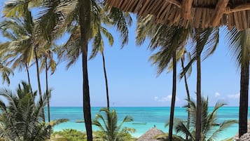 Bungalow Deluks, 1 Tempat Tidur King, pemandangan laut terbatas, tepi pantai | Pemandangan balkon