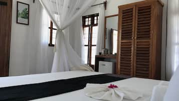 Bungalow Deluks, 1 Tempat Tidur King, pemandangan laut terbatas, tepi pantai | 1 kamar tidur, seprai premium, tempat tidur Tempur-Pendic, dan brankas