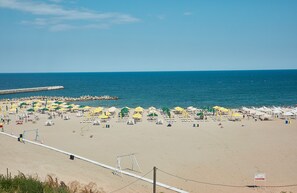 Private beach nearby, 5 beach bars - Gabizz Apartments (Constanta)