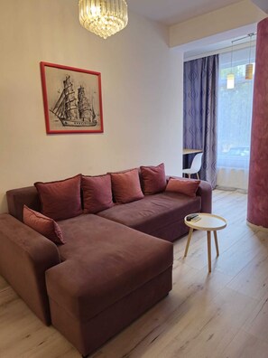 Deluxe Double Room, Balcony | Living area - Gabizz Apartments (Constanta)