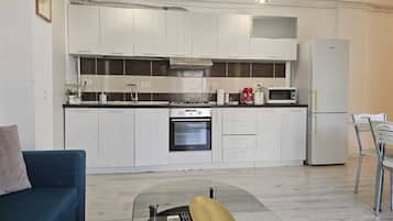 Deluxe-huoneisto, tupakointi kielletty, parveke | Yksityinen keittiö | Täysikokoinen jääkaappi, mikroaaltouuni, uuni, liesi