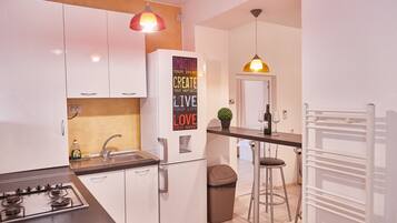 Deluxe vierpersoonskamer, 3 slaapkamers, niet-roken, balkon | Privékeuken | Een koelkast/vriezer, een magnetron, een oven, een kookplaat