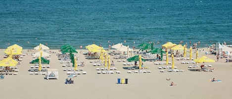 Privat strand i närheten och 5 strandbarer