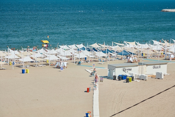Privat strand i nærheten og 5 strandbarer