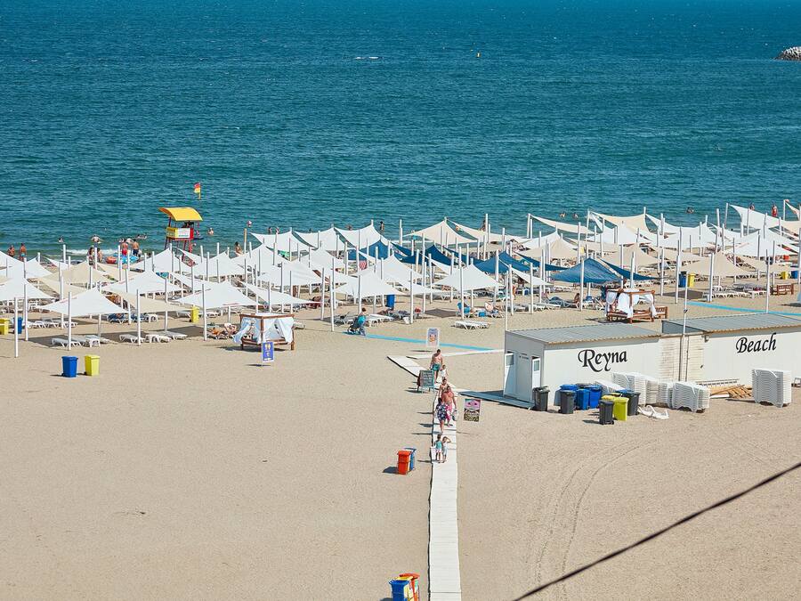 Playa privada en los alrededores y 5 bares en la playa