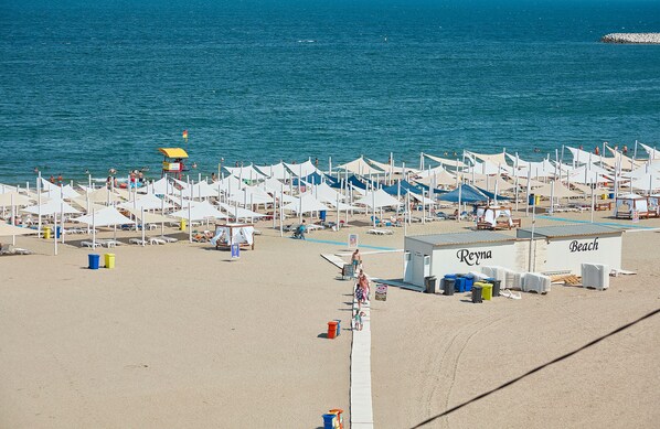 Playa privada en los alrededores, 5 bares en la playa