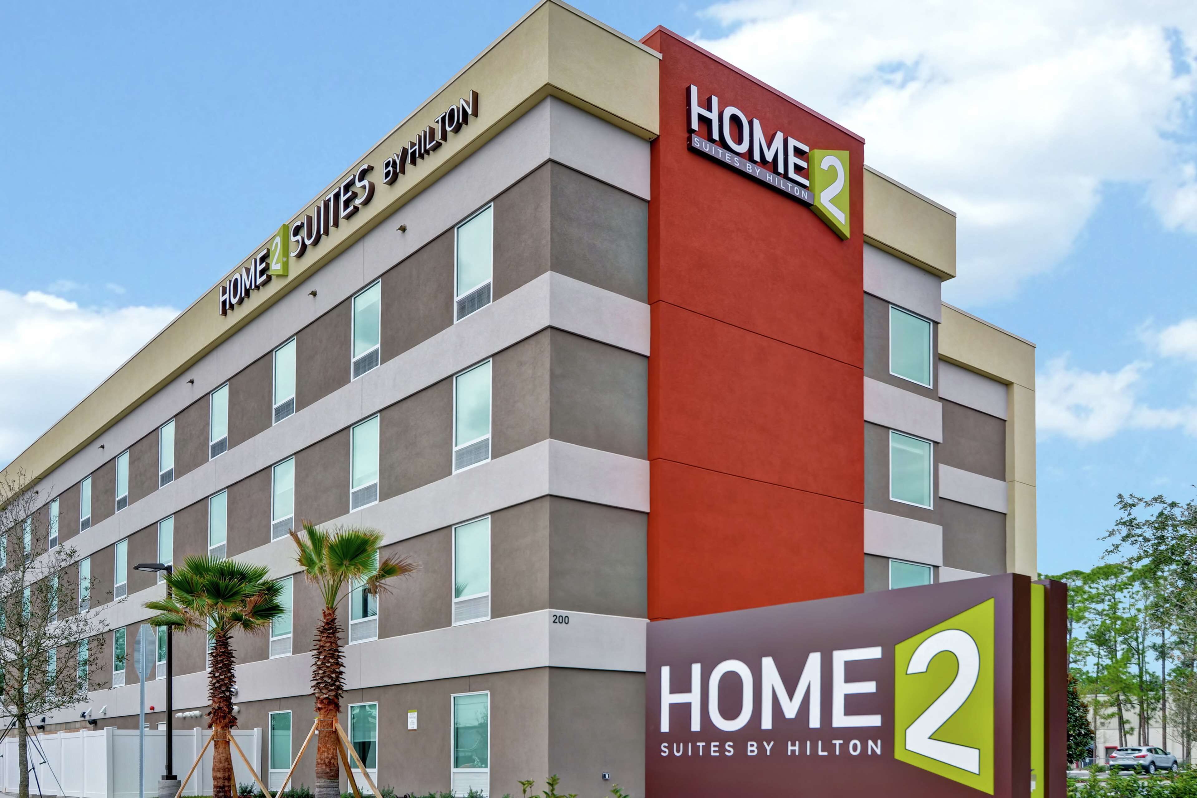 Un bâtiment d’hôtel avec une enseigne indiquant « Home 2 Suites by Hilton ».