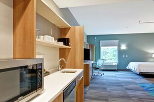 Ísskápur í fullri stærð, örbylgjuofn, uppþvottavél, kaffivél/teketill