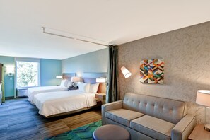 Tabla de planchar con plancha, cunas y ropa de cama 