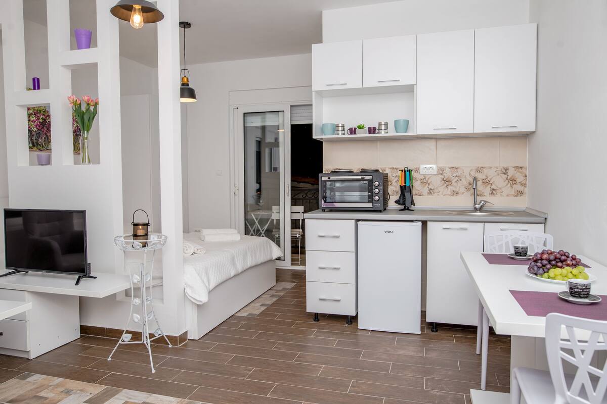 Fridge, stovetop, cookware/dishes/utensils