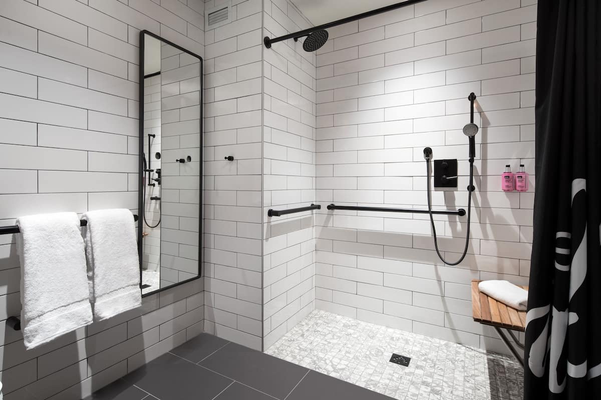 Kostenlose Toilettenartikel, Haartrockner, Handtücher, Seife