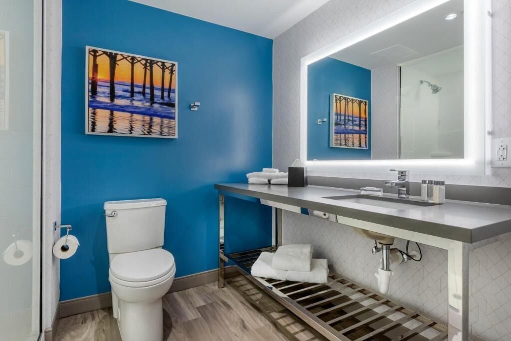 deep-soaking bathtub, hydromassage showerhead, free toiletries