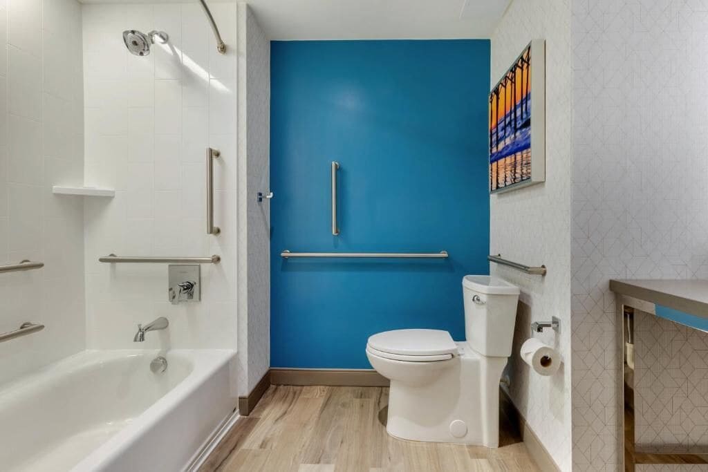 deep-soaking bathtub, hydromassage showerhead, free toiletries