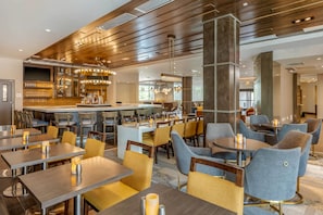 Breakfast and dinner served - DoubleTree by Hilton Charleston Riverview (Charleston)