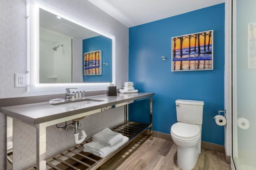 deep-soaking bathtub, hydromassage showerhead, free toiletries