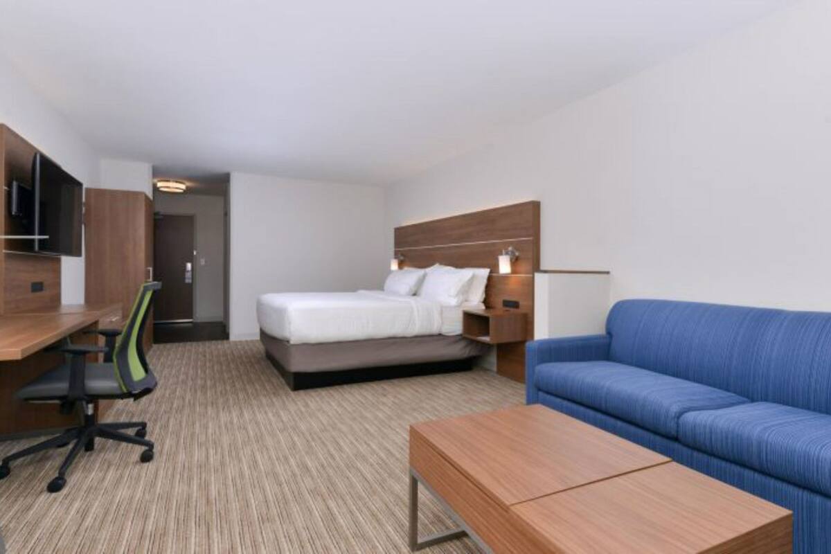 suite, 1 king bed | 1 bedroom, in-room safe, desk, blackout curtains