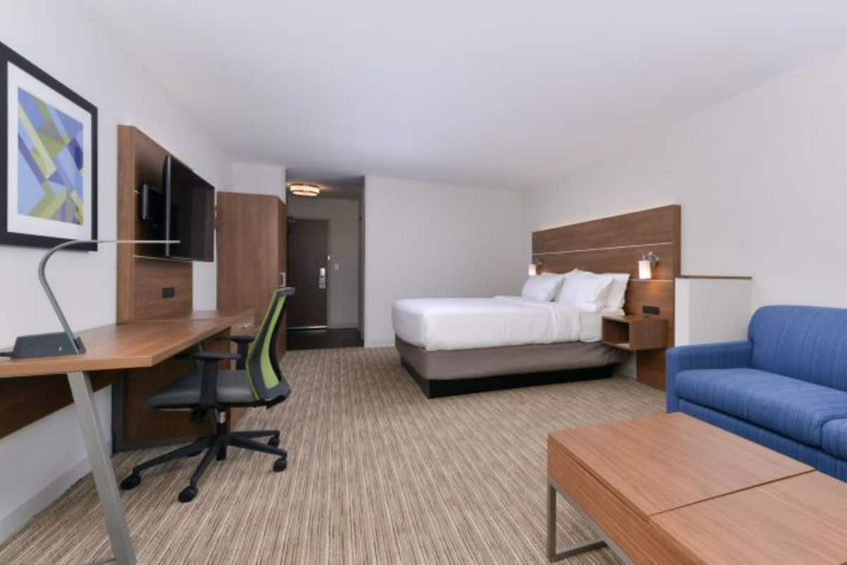 Suite, 1 King Bed | In-room safe, desk, blackout curtains, iron/ironing board