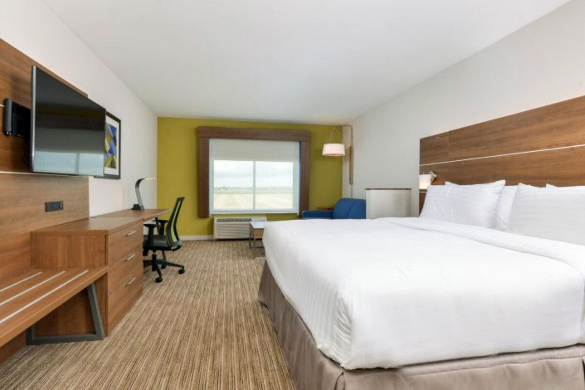 Suite, Accessible (Tub) | In-room safe, desk, blackout drapes, iron/ironing board