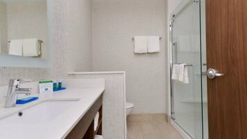 标准房, 1 张特大床, 无障碍 (Mobility, Roll-In Shower) | 浴室 | 淋浴/盆浴组合、免费洗浴用品、吹风机、毛巾