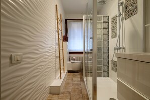 Luxury Apartment | Bathroom