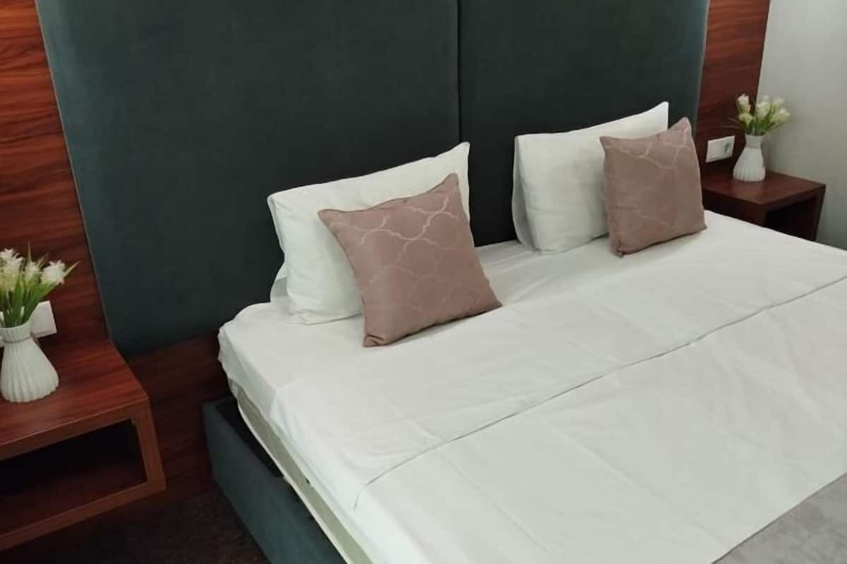 Laptop workspace, soundproofing, iron/ironing board, free WiFi