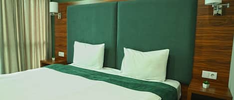 デラックス スイート キングベッド 1 台ソファーベッド付き | ノートパソコン用作業スペース、WiFi (無料)、ベッドシーツ