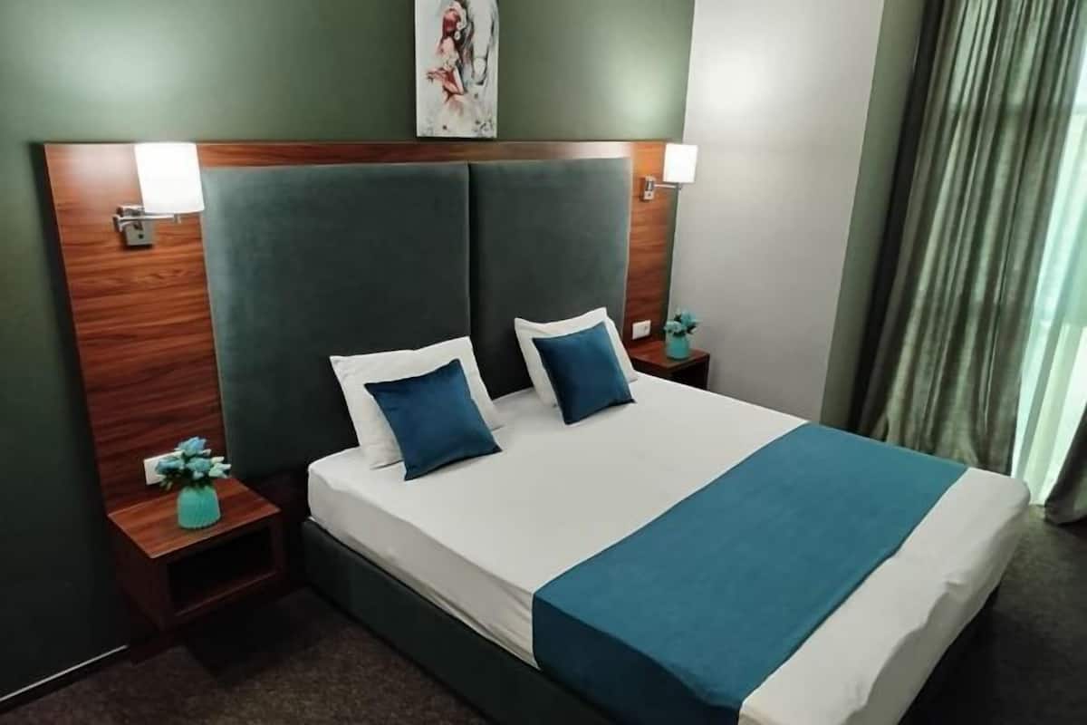 Laptop workspace, soundproofing, iron/ironing board, free WiFi