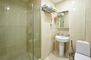 Shower, free toiletries, hair dryer, towels - Green Tower Hotel (Tbilisi)