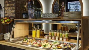 Se ofrece un desayuno bufé (23 EUR por persona)