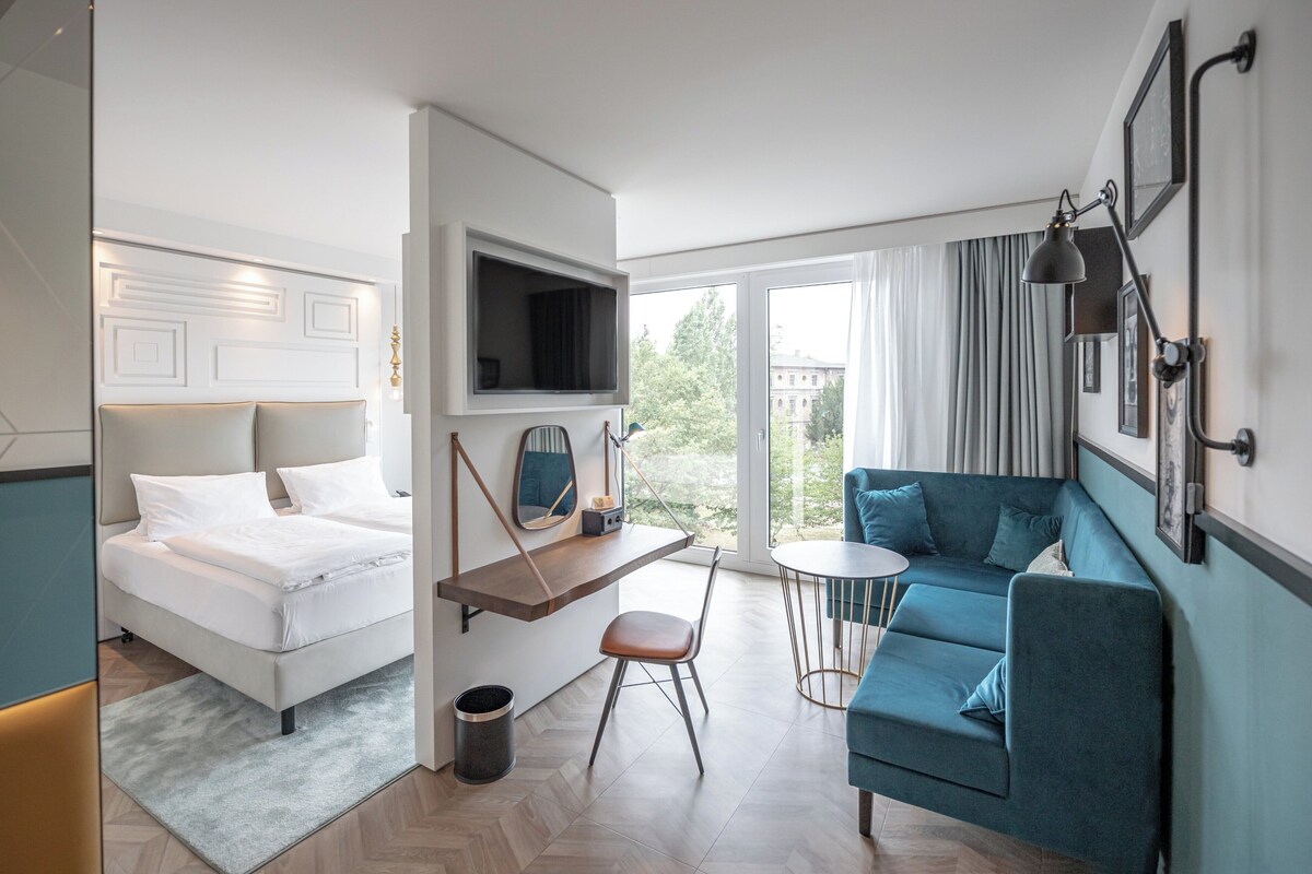 Suite, 1 cama de matrimonio, vistas a la ciudad | 1 dormitorio, caja fuerte, escritorio