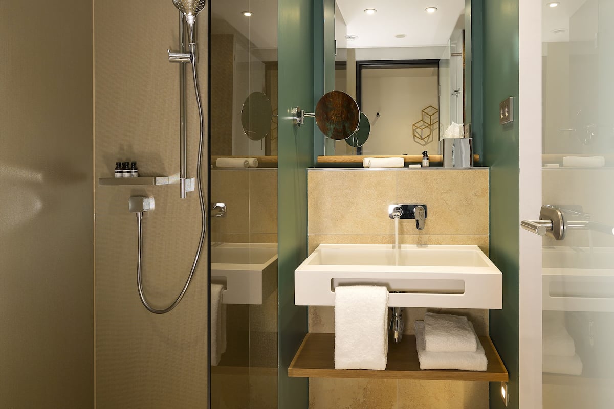 shower, rainfall showerhead, free toiletries, hair dryer